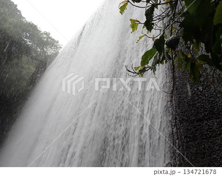 沖縄　比地大滝　国頭村　沖縄県北部　滝　マイナスイオン 134721678