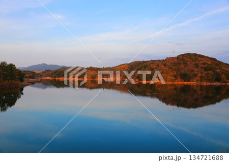 夕陽に染まる鹿児島県さつま湖の風景と紅葉 夕陽に染まる鹿児島県さつま湖の風景と紅葉 134721688