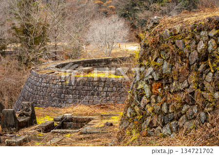 山中に遺された巨大な沈殿池遺構 134721702