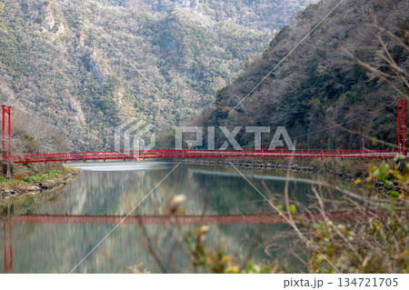 水鏡に映り込む真っ赤な吊り橋と冬の静寂 134721705