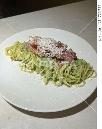 Creamy and rich spaghetti coated in a luscious white sauce, offering a smooth and savory flavor perfect for a comforting and satisfying meal. 134721726