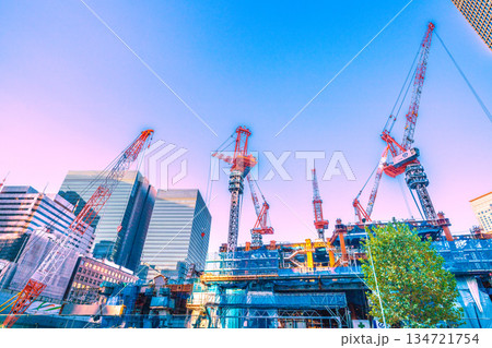 日本の東京都市景観新風景。TOKYO TORCH 常盤橋再開発　大手町にクレーン群！巨大鉄骨構造体 134721754