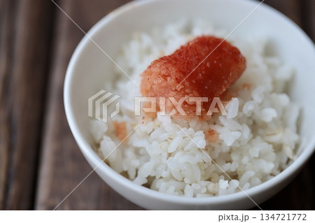 押し麦入りご飯に乗せた無着色のくずれ明太子 134721772