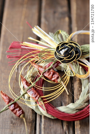 日本の正月飾り　日本産の稲を使用した唐辛子付きのしめ飾り 134721780