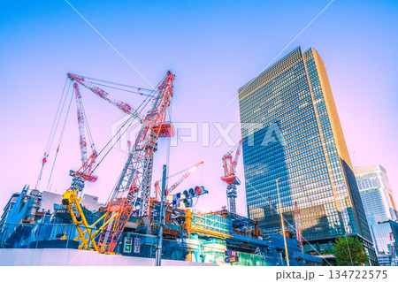 日本の東京都市景観新風景。TOKYO TORCH  常盤橋再開発　大手町にクレーン群！巨大鉄骨構造体 134722575