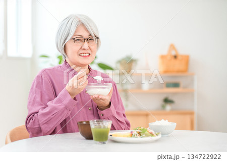 朝食にヨーグルト・乳製品を食べるグレイヘアーのシニア女性(ビフィズス菌・乳酸菌・乳製品・腸活) 朝食にヨーグルト・乳製品を食べるグレイヘアーのシニア女性(ビフィズス菌・乳酸菌・乳製品・腸活) 134722922