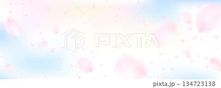 淡くぼやけた幻想的な花びらと青空のイラスト 134723138