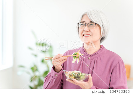 健康のためにサラダを食べるグレイヘアのシニア女性 健康のためにサラダを食べるグレイヘアのシニア女性 134723396