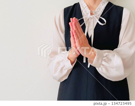 お願いする女性 134723495