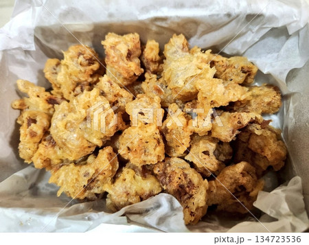 Crispy fried chicken with golden, crunchy skin and juicy, tender meat. A delicious and savory dish, perfect for any meal, served with dipping sauces or side dishes for extra flavor! 134723536