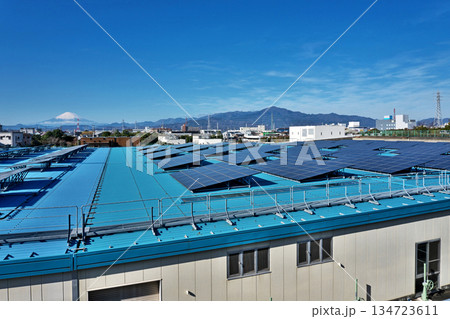 水処理施設の屋上に設置された太陽光発電設備（四之宮水再生センター） 134723611