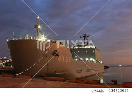 停泊する輸送艦夜景 停泊する輸送艦夜景 134723635
