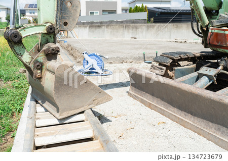 住宅建設現場にある重機,ショベルカー（造成工事） 134723679