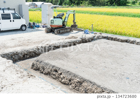 住宅建設現場にある重機,ショベルカー(造成工事) 住宅建設現場にある重機,ショベルカー(造成工事) 134723680