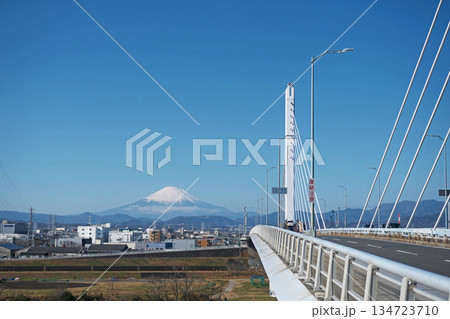 湘南銀河大橋から見る冠雪の富士山(冬、十二月) 湘南銀河大橋から見る冠雪の富士山(冬、十二月) 134723710