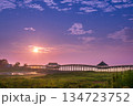 朝日に照らされた鶴の舞橋 134723752