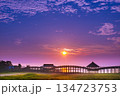 朝焼けに染まる鶴の舞橋 134723753