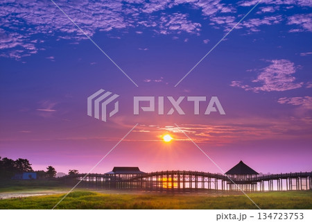 朝焼けに染まる鶴の舞橋 134723753