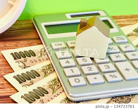 お金と電卓と家の模型 134723761