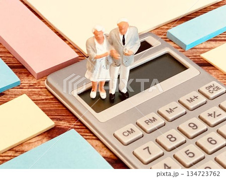 シニア・高齢夫婦と電卓 134723762