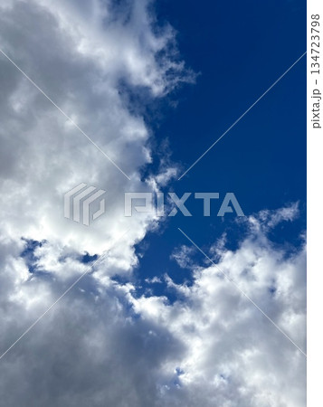 雲の空き間を抜けると向こうは青空 雲の空き間を抜けると向こうは青空 134723798