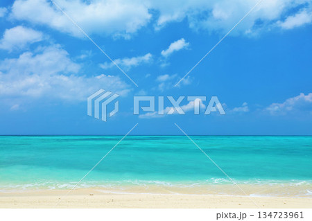 沖縄　夏の青空と池間島の海 134723961
