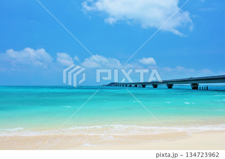 沖縄　夏の青空と池間島の海 134723962