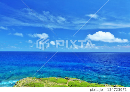 沖縄　宮古島　東平安名崎からの青空と海 134723971