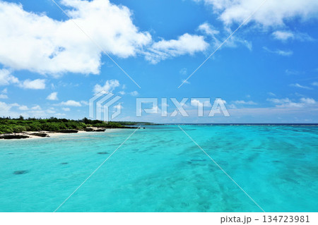 沖縄　宮古島の青空と海 134723981