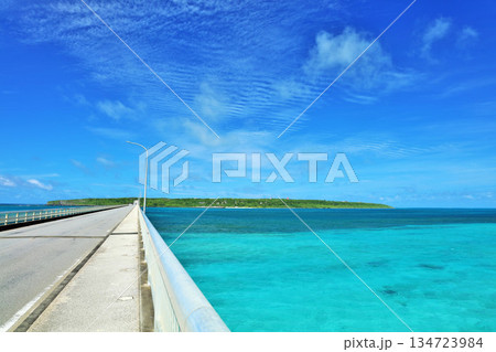 沖縄　宮古島　青空の来間大橋 134723984