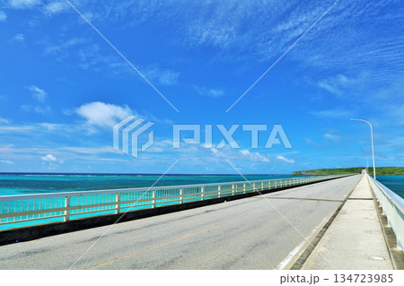 沖縄　宮古島　青空の来間大橋 134723985