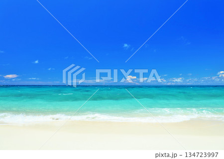 沖縄 宮古島 夏の青空と海 沖縄 宮古島 夏の青空と海 134723997