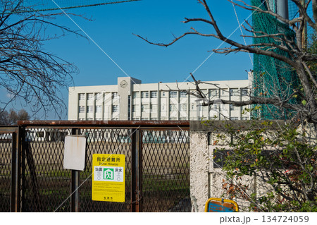 青空の下の松原第六中学校校舎と大時計、手前の錆びた指定避難所看板 青空の下の松原第六中学校校舎と大時計、手前の錆びた指定避難所看板 134724059