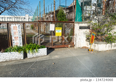 激しく腐食した松原第六中学校の南門とコンクリート剥離で露出した鉄筋 激しく腐食した松原第六中学校の南門とコンクリート剥離で露出した鉄筋 134724060