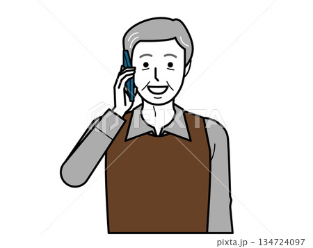 正面向き。スマホで電話するシャツとベストを着た高齢男性。 正面向き。スマホで電話するシャツとベストを着た高齢男性。 134724097