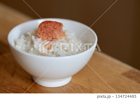 押し麦入りご飯に乗せた無着色のくずれ明太子 押し麦入りご飯に乗せた無着色のくずれ明太子 134724485
