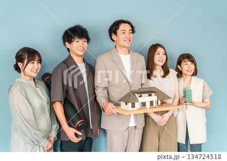 建築模型,住宅模型を持つハウスメーカー,設計事務所,工務店の男女スタッフ 134724518