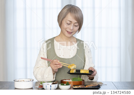 キッチンで弁当を作るシニア女性 キッチンで弁当を作るシニア女性 134724580