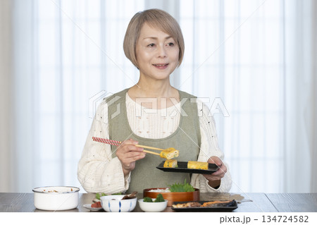 キッチンで弁当を作るシニア女性 キッチンで弁当を作るシニア女性 134724582
