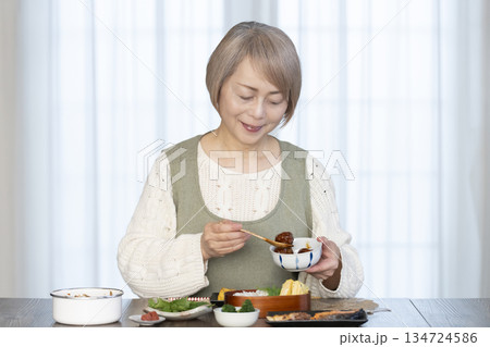 キッチンで弁当を作るシニア女性 キッチンで弁当を作るシニア女性 134724586