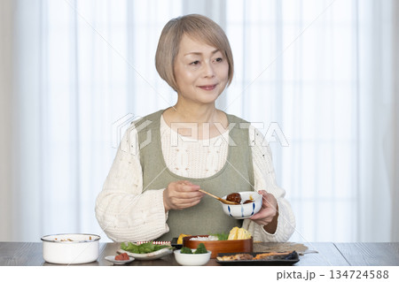 キッチンで弁当を作るシニア女性 キッチンで弁当を作るシニア女性 134724588