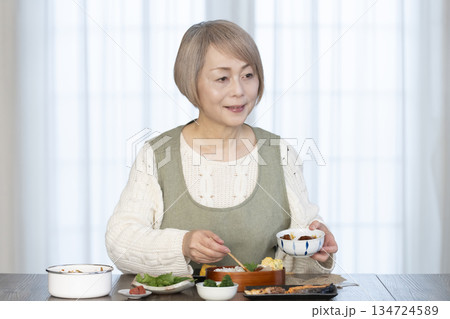 キッチンで弁当を作るシニア女性 キッチンで弁当を作るシニア女性 134724589