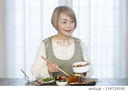 キッチンで弁当を作るシニア女性 134724598