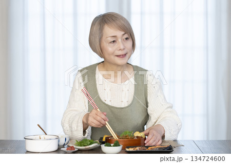 キッチンで弁当を作るシニア女性 キッチンで弁当を作るシニア女性 134724600