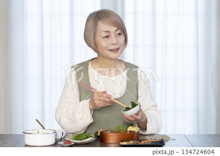 キッチンで弁当を作るシニア女性 キッチンで弁当を作るシニア女性 134724604