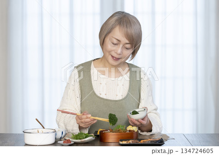 キッチンで弁当を作るシニア女性 キッチンで弁当を作るシニア女性 134724605