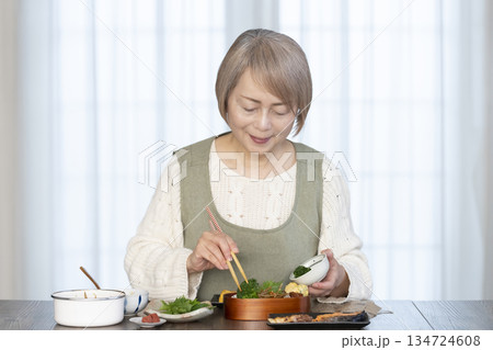 キッチンで弁当を作るシニア女性 キッチンで弁当を作るシニア女性 134724608
