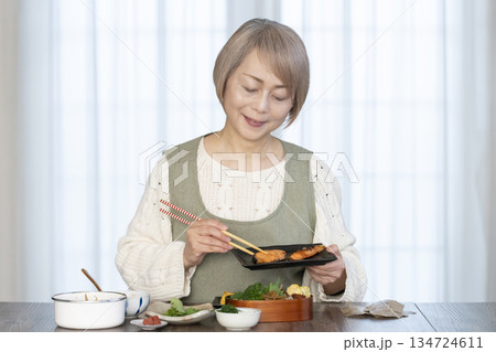 キッチンで弁当を作るシニア女性 キッチンで弁当を作るシニア女性 134724611