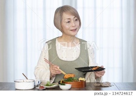 キッチンで弁当を作るシニア女性 キッチンで弁当を作るシニア女性 134724617