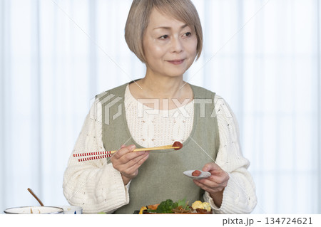キッチンで弁当を作るシニア女性 134724621